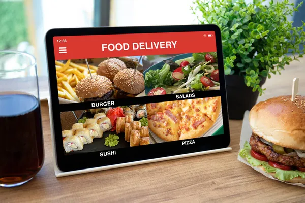 Tablet Computador Com Entrega Comida App Tela Sobre Mesa Café — Fotografia de Stock