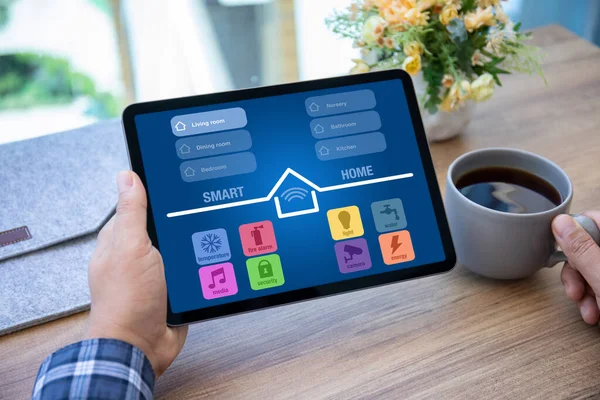 Männliche Hände Halten Computer Tablet Mit App Smart Home Auf — Stockfoto