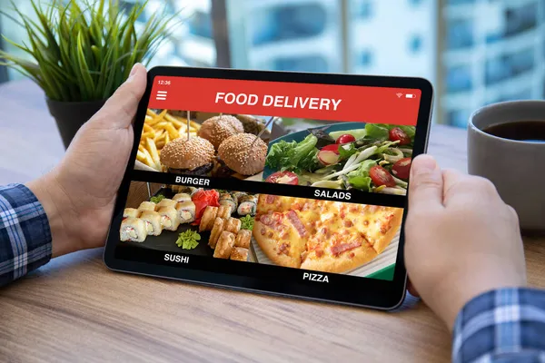 Mãos Masculinas Segurando Tablet Computador Com Entrega Alimentos Aplicativo Tela — Fotografia de Stock