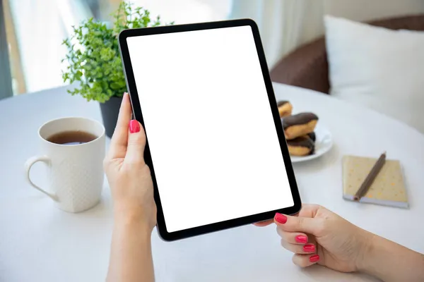 Manos Femeninas Sosteniendo Tableta Ordenador Con Pantalla Aislada Sobre Mesa — Foto de Stock