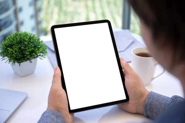 Mannelijke Handen Houden Computer Tablet Rechtop Met Geïsoleerd Scherm Tafel — Stockfoto