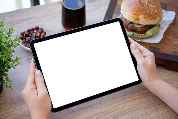 Ženské Ruce Drží Počítač Tablet Izolovanou Obrazovkou Pozadí Burger Kavárně — Stock fotografie