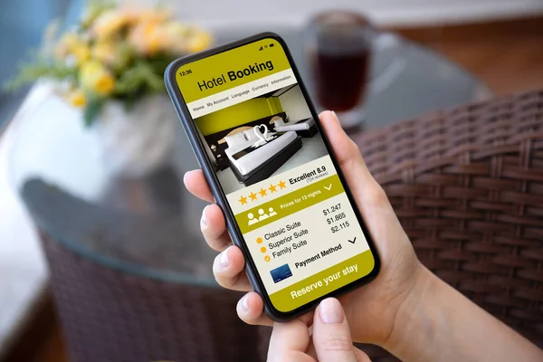 Mãos Femininas Segurando Telefone Com Aplicativo Reserva Hotel Tela — Fotografia de Stock