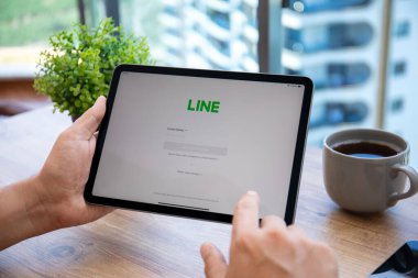 Alanya, Türkiye - 7 Temmuz 2021: İnsan eli iPad Air Space Gray ile sosyal ağ servis hattı ekranda.