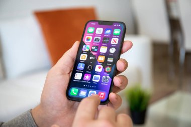 Alanya, Türkiye - 15 Şubat 2022: İnsan eli iPhone 13 Pro Graphite ile ekranda IOS 15 ekranı.