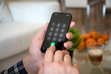 Alanya, Türkiye - 16 Şubat 2022: İnsan eli iPhone 13 Pro Graphite ile ekranda çağrı numarası bulunuyor. iPhone 13 Apple tarafından oluşturuldu ve geliştirildi..