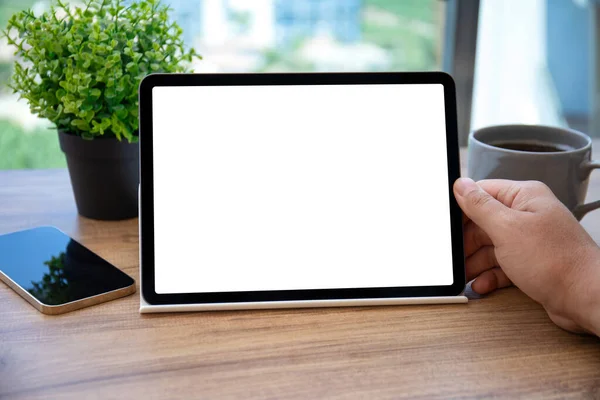 Manos Masculinas Sosteniendo Tableta Ordenador Con Pantalla Aislada Sobre Mesa — Foto de Stock