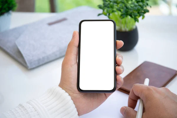 Mãos Masculinas Segurar Telefone Com Tela Isolada Fundo Mesa Escritório — Fotografia de Stock