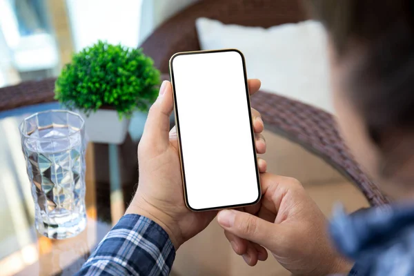 Männliche Hände Halten Telefon Mit Isoliertem Bildschirmhintergrund Des Tisches Café — Stockfoto
