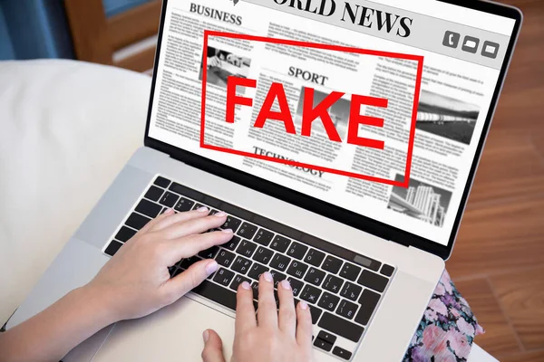 Kobiet Ręce Wpisując Klawiaturze Laptopa Wiadomości Świata Słowo Fake Ekranie — Zdjęcie stockowe