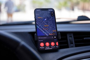 Alanya, Türkiye - 29 Nisan 2022: iPhone 13 ve Apple Haritaları ekranda. iPhone, Apple Haritalar ve Otomobil Oyunu Apple Inc..