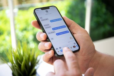 Alanya, Türkiye - 26 Nisan 2022: Ekranda sosyal ağ hizmeti iMessage ile iPhone 13 'ü tutan adam. iPhone 13 Apple tarafından oluşturuldu ve geliştirildi..