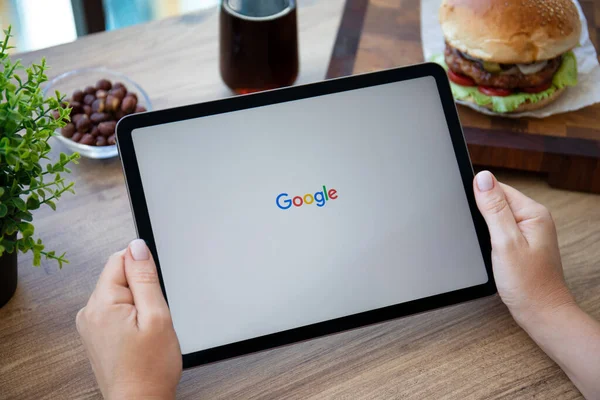 Alanya Turkey September 2021 Woman Holding Ipad Air Space Gray — Stockfoto