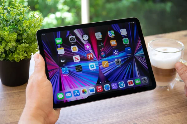 Alanya Turquía Abril 2022 Hombre Mano Sosteniendo Ipad Air Ios — Foto de Stock