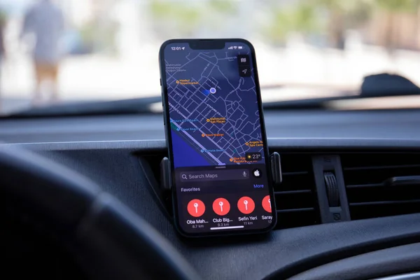 土耳其阿拉亚 2022年4月29日 屏幕上有Apple Maps的Iphone Iphone Apple Maps和Car Play是由Apple Inc创建和开发的 — 图库照片
