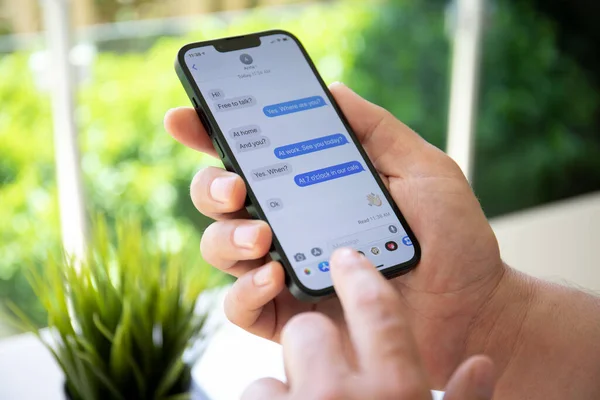 土耳其阿拉亚 2022年4月26日 男子手持Iphone 13与社交网络服务Imessage在屏幕上 Iphone 13是由Apple Inc创建和开发的 — 图库照片