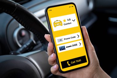 Kadın el telefonu ve uygulama taksisi arabanın içinde ekranda.