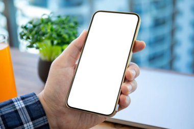 tablonun üst kısmındaki izole ekranlı telefon ofiste holding erkek eller