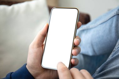 Erkek eller, kot pantolonlarında izole ekran olan telefonu tutuyor. 