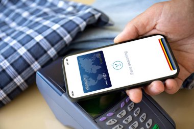 Yüz tarama kimlikli telefon için adam ödeme alımı ve mağazadaki çevrimiçi geçiş kartı