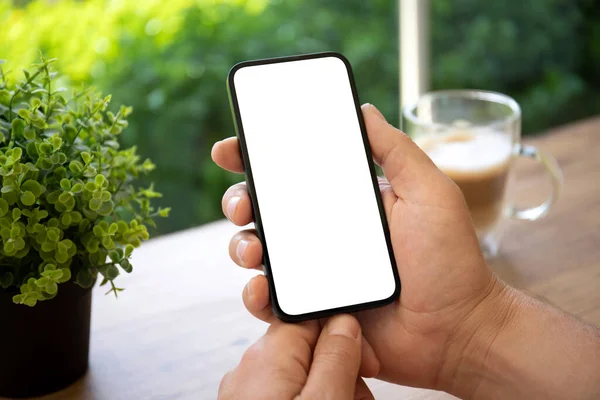 Рука Людини Тримає Телефон Ізольованим Екраном Зеленому Кафе — стокове фото