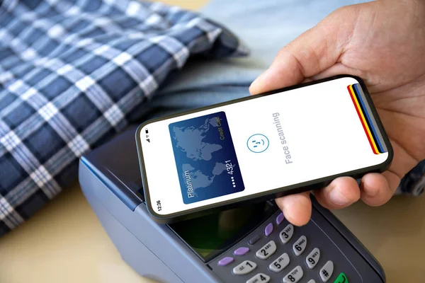 Man Betaling Aankoop Voor Telefoon Met Gezicht Scannen Pay Pass — Stockfoto