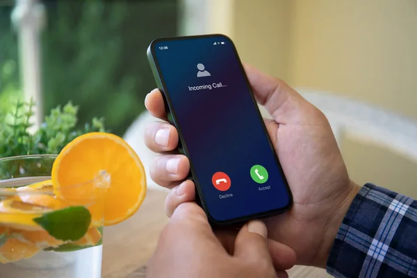 Mann Hält Telefon Mit Eingehendem Anruf Auf Dem Bildschirm Hintergrund — Stockfoto