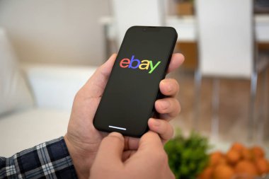 Alanya, Türkiye - 16 Şubat 2022: Ekranda İnternet alışveriş servisi eBay ile iPhone 13 Pro Graphite tutan erkekler.