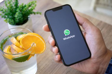 Alanya, Türkiye - 25 Temmuz 2022: İnsan eli iPhone 13 Pro Graphite ile sosyal ağ hizmetleri kuryesi WhatsApp ekranda.