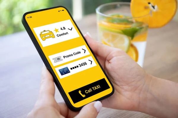 Mulher Mãos Detém Telefone Com Aplicação Chamada Táxi Fundo Tela — Fotografia de Stock