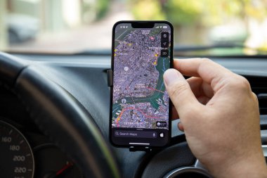 Alanya, Türkiye - 22 Eylül 2022: Google Navigasyon Haritaları ile Apple iPhone 14 'ü tutan adam. Apple iPhone 14 Apple tarafından oluşturuldu ve geliştirildi