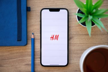 Alanya, Türkiye - 26 Eylül 2022: Ekranda İnternet alışverişi H ve M ile iPhone 14 Space Black 'i tutan kadın elleri.