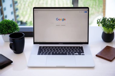 Alanya, Türkiye - 14 Mayıs 2020: Apple Macbook Pro 16 masada sosyal ağ hizmeti Google ekranda. Macbook Pro 16 Apple tarafından yaratıldı ve geliştirildi..