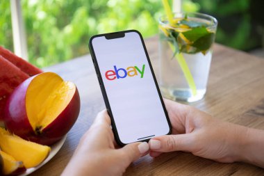 Alanya, Türkiye - 22 Temmuz 2022: Kadın elleri iPhone 13 Pro Graphite ile çevrimiçi İnternet alışveriş servisi eBay 'i ekranda tutuyor.