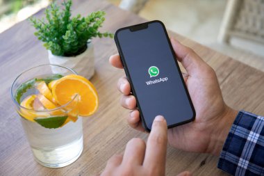 Alanya, Türkiye - 25 Temmuz 2022: İnsan eli iPhone 13 Pro Graphite ile sosyal ağ hizmetleri kuryesi WhatsApp ekranda.