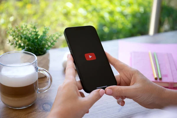 Alanya, Türkiye - 21 Eylül 2022: Apple iPhone 14 Space Black uygulaması ile el ele tutuşan kadın ekranda medya ve video sunuyor.