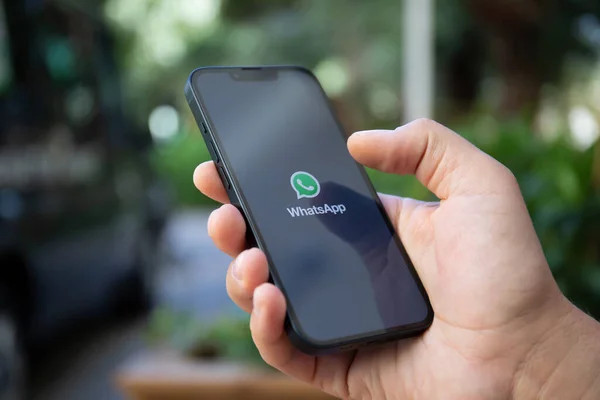 Alanya, Türkiye - 27 Eylül 2022: İnsan eli iPhone 14 ile sosyal ağ servis kuryesi WhatsApp ekranda.