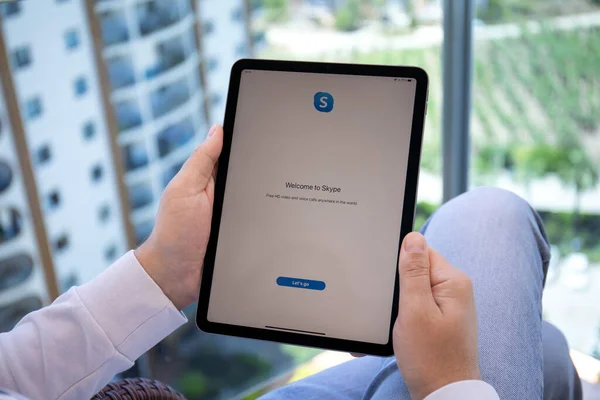 Alanya トルコ 2021年5月11日 男の手は 画面上のSkypeを呼び出すアプリでIpadのエアスペースグレーを保持します Ipad AirはApple Inc によって作成および開発されました — ストック写真