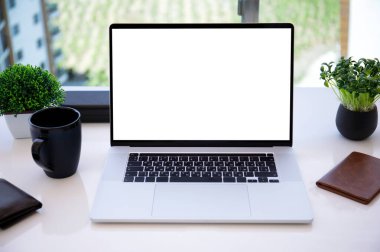 Ofisteki masadaki ekranın izole edilmiş arka planına sahip bilgisayar laptopu