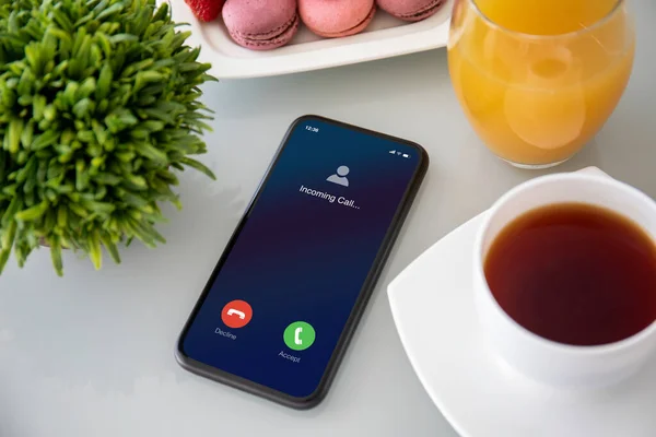 Telefon Mit Eingehendem Anruf Auf Dem Bildschirmhintergrund Des Tisches Café — Stockfoto