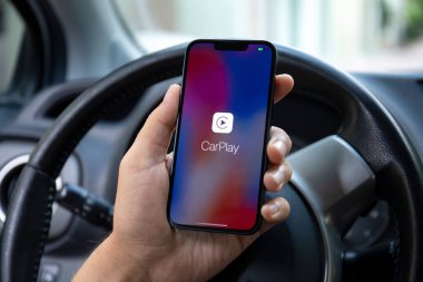 Alanya, Türkiye - 22 Eylül 2022: Toyota otomobilinde Carplay ile Apple iPhone 14 'ü tutan adam elleri.