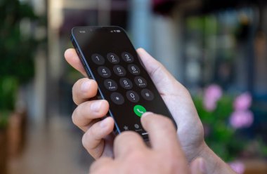 Alanya, Türkiye - 27 Eylül 2022: Ekranda çağrı numarası olan insan eli iPhone 14. iPhone 14 Apple tarafından oluşturuldu ve geliştirildi..