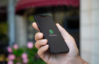 Alanya, Türkiye - 27 Eylül 2022: İnsan eli iPhone 14 ile sosyal ağ servis kuryesi WhatsApp ekranda.