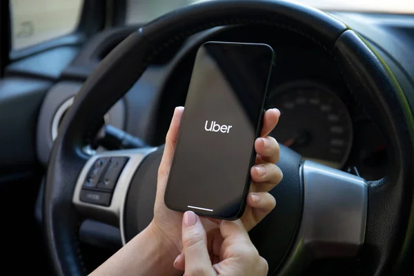 土耳其阿拉亚 2022年9月22日 女性手拿Iphone 车上的屏幕上放着应用出租车Uber — 图库照片