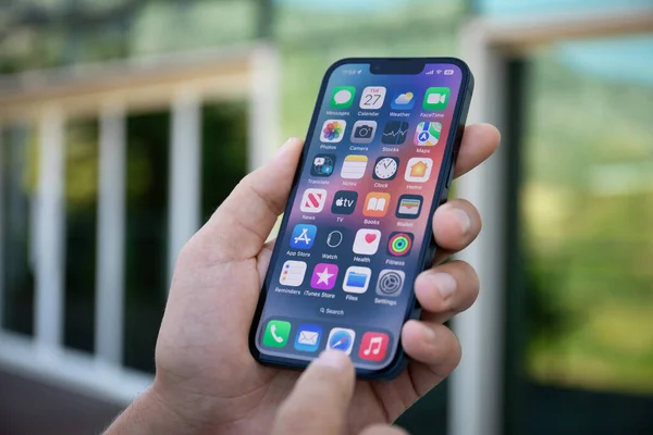 Alanya Türkei September 2022 Mann Hält Iphone Mit Home Bildschirm — Stockfoto