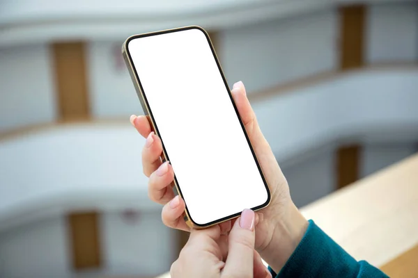 Las Manos Femeninas Sostienen Teléfono Con Fondo Aislado Pantalla Del — Foto de Stock