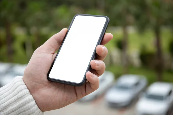 Homem Mão Segurando Telefone Com Tela Isolada Fundo Carros Brancos — Fotografia de Stock