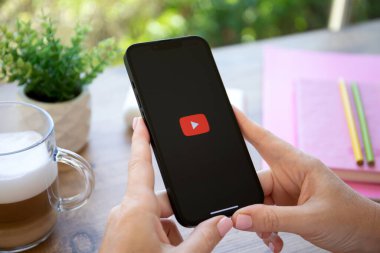 Alanya, Türkiye - 21 Eylül 2022: Apple iPhone 14 Space Black uygulaması ile el ele tutuşan kadın ekranda medya ve video sunuyor.