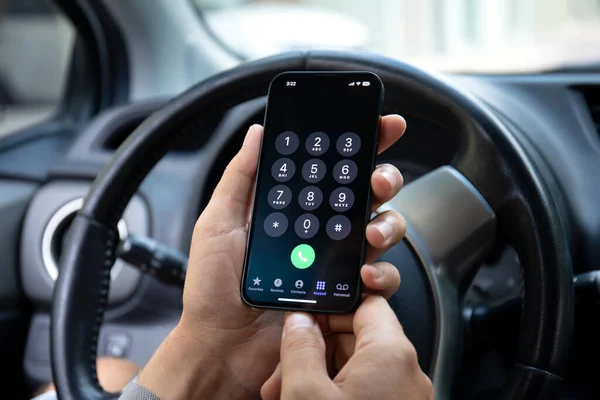 土耳其阿拉亚 2022年9月22日 丰田汽车内手持Iphone 14并在屏幕上安装了Ios 16电话机的人 — 图库照片