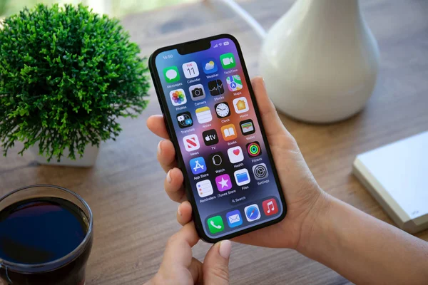 Alanya, Türkiye - 11 Ekim 2022: Ekranda IOS 16 ekranlı iPhone 14 ile el ele tutuşan kadın.